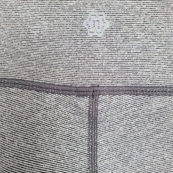 Nanette Lepore Pull-On Gray & White Capri Leggings - Picture 9 of 9